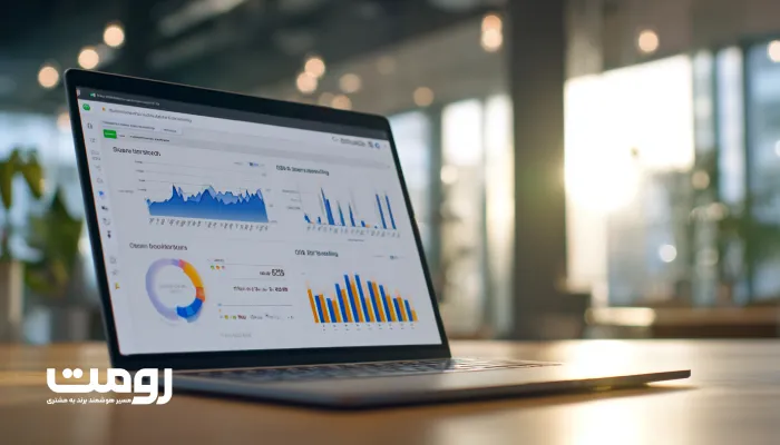 نمای نزدیک از لپ‌تاپ با صفحه نتایج جست‌وجو در سمت چپ و پنل تحلیل رفتار کاربر در سمت راست؛ نمودارهای نرخ کلیک (CTR)، مدت‌زمان حضور، نرخ پرش و ردیابی اسکرول در فضای کاری مدرن.