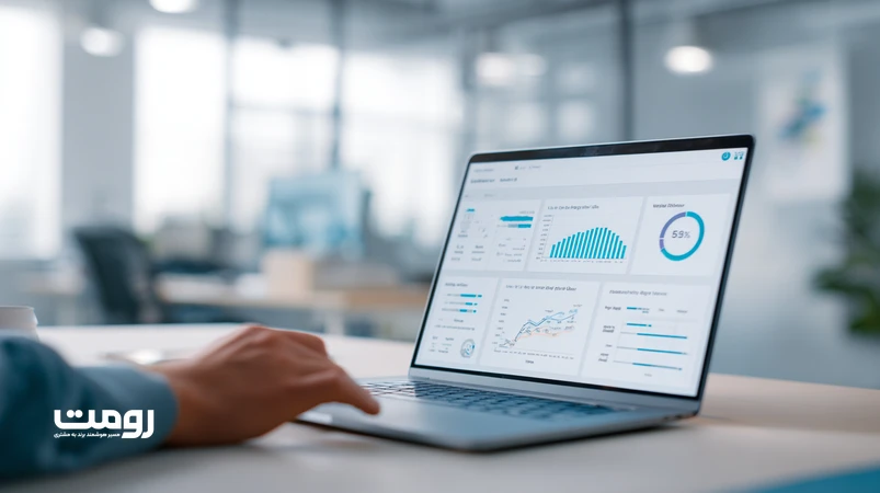 میز کار مینیمال با لپ‌تاپ در حال تحلیل محتوا، نماد استراتژی کمتر اما عمیق‌تر در تولید محتوای باکیفیت در عصر هوش مصنوعی