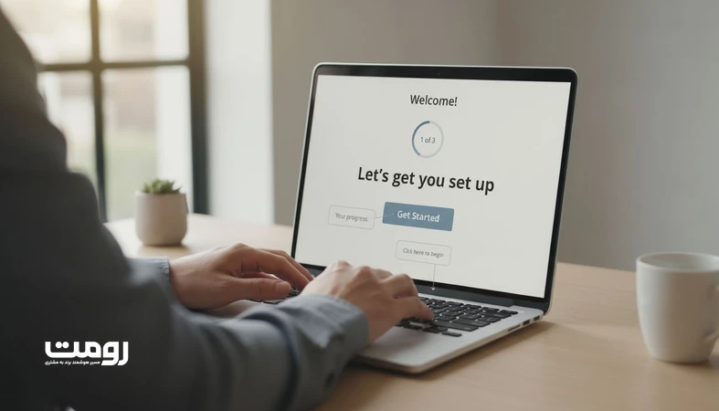 تصویر یک لپ تاپ با رابط کاربری مینیمالِ onboarding و راهنمای قدم به قدم برای طراحی تجربه کاربر کاربران جدید و ورود بدون سردرگمی
